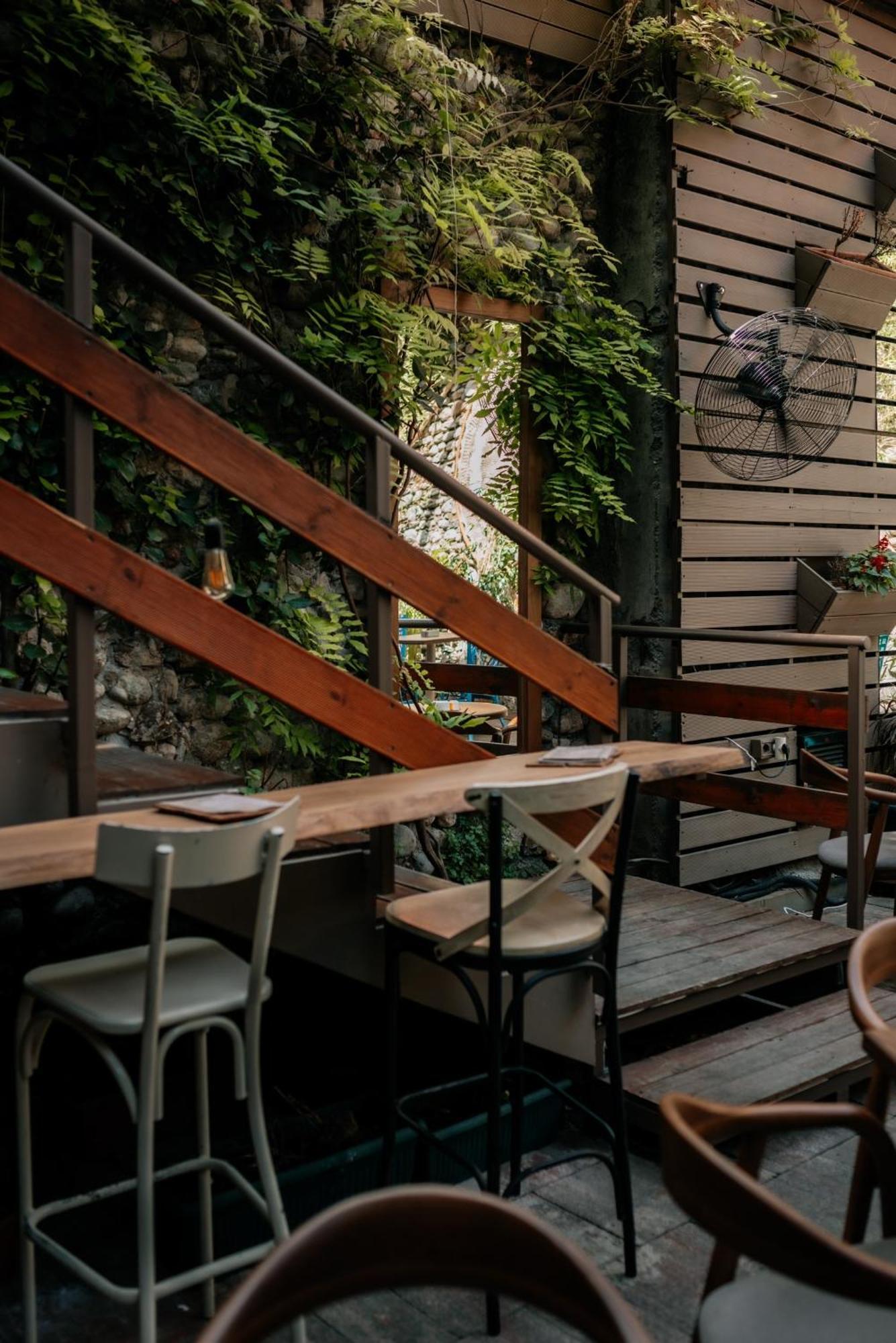 Bed Station Hostel & Bar Шкодер Экстерьер фото